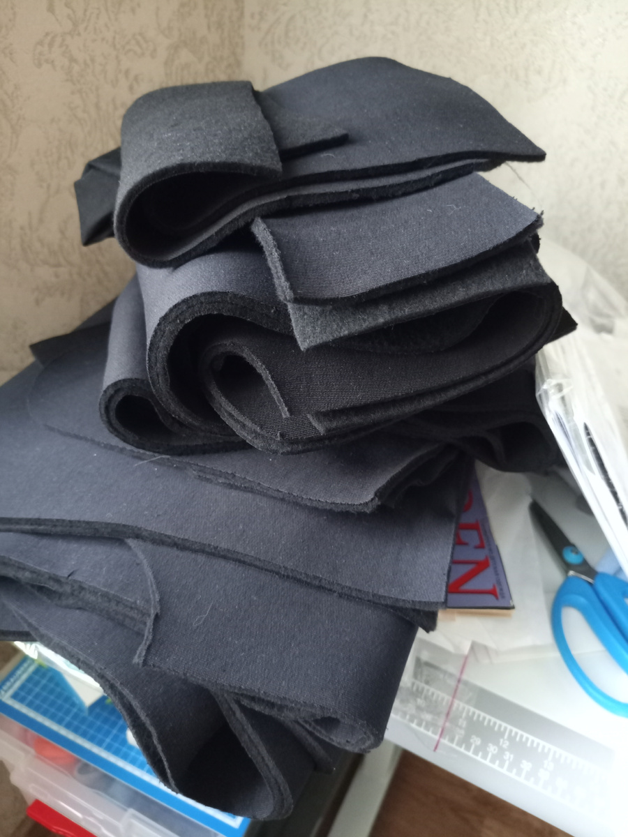 Детали кроя двух штанов.