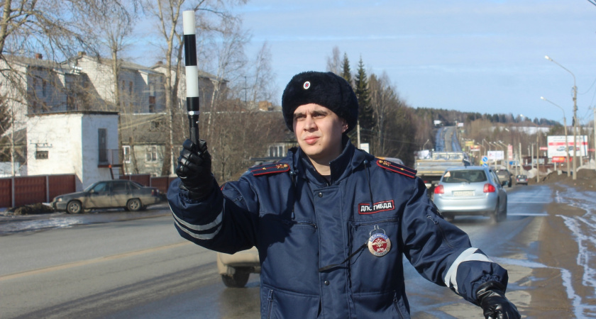    Инспектор ДПС жезлом останавливает на мосту: в чём подвох и как поступать водителю?