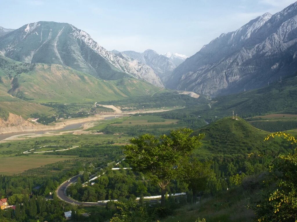 Панорама с дороги вдоль Чарвакского водохранилища