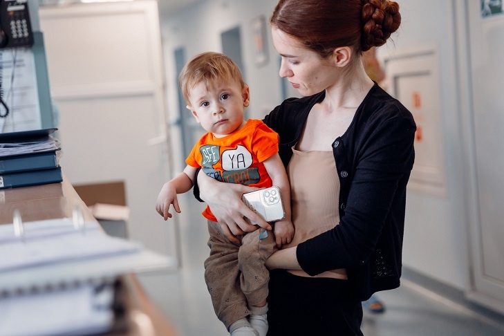    Малыш с мамой. Пресс-служба располагает письменным согласием мамы на фотографирование пациента для СМИ