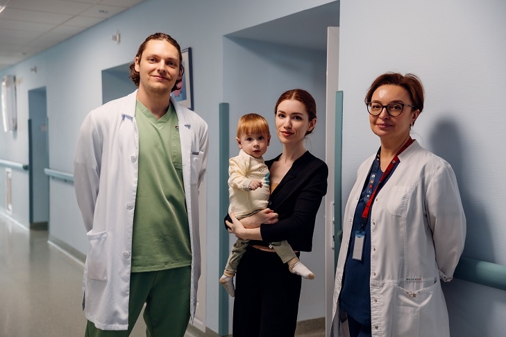 ©Паша с мамой и врачами Центра Мешалкина – сердечно-сосудистым хирургом Юрием Кулябиным и кардиологом Анастасией Лейкехман.📷
