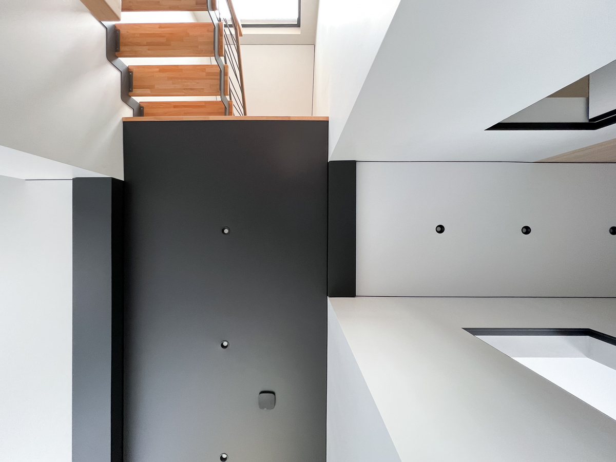 Натяжной потолок — технология, где дизайн, чистота и скорость соединяются в одном решении