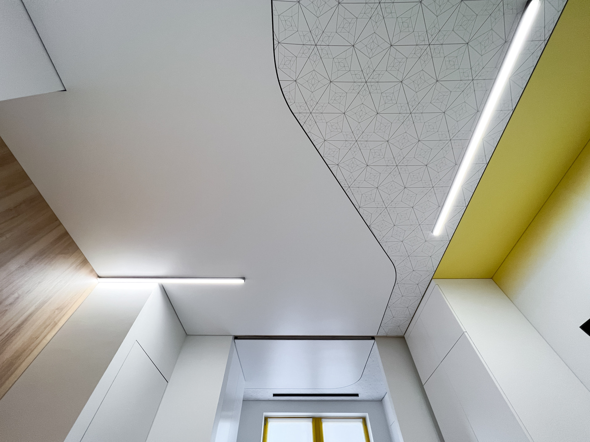 Цветная печать на полотне натяжного потолка для дизайнерского интерьера