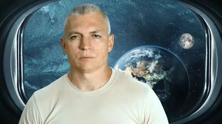 Полагаю, что Тринадцатого он писа с себя, так что вот...