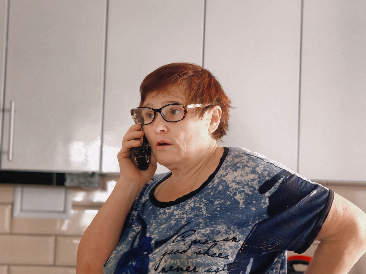 Михална разговаривает по телефону