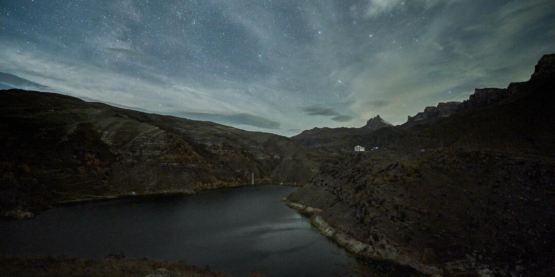 Млечный Путь над озером Гижгит