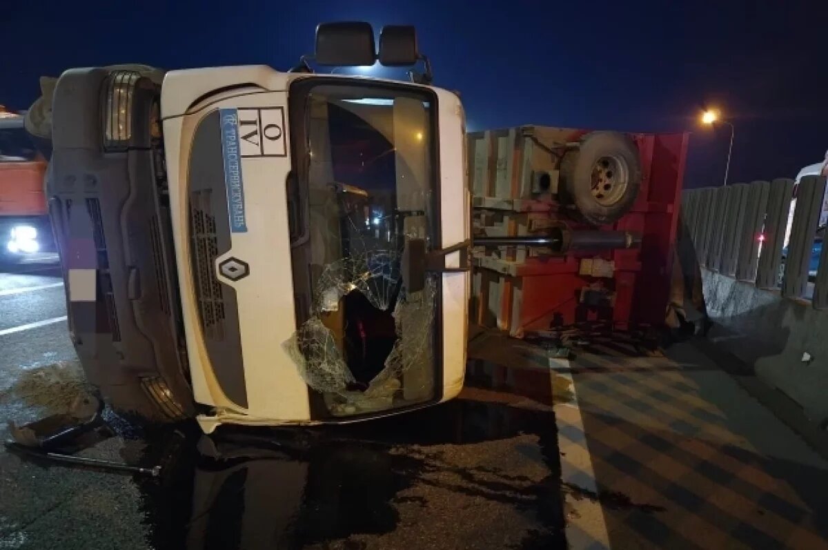    Фура с песком снесла три автомобиля на трассе в Краснодаре