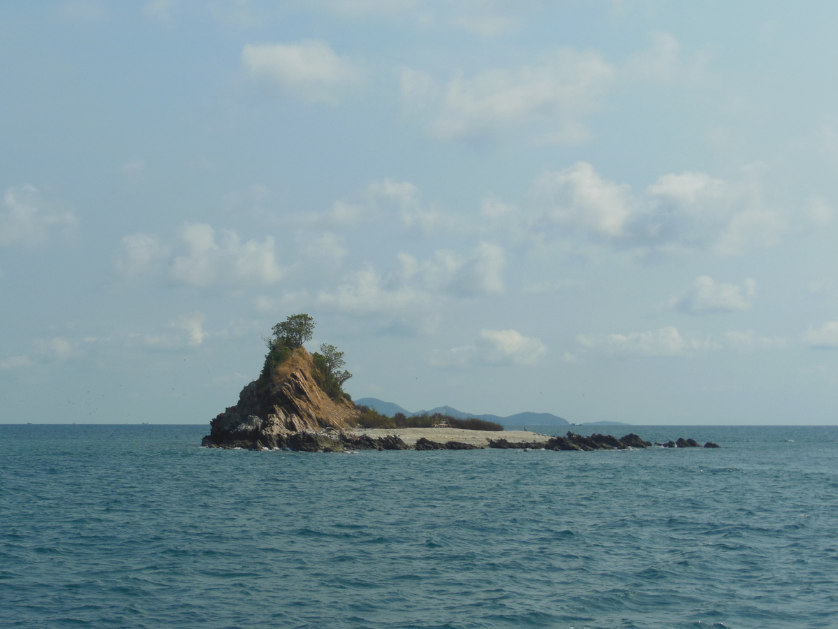 По пути встретился совсем небольшой островок