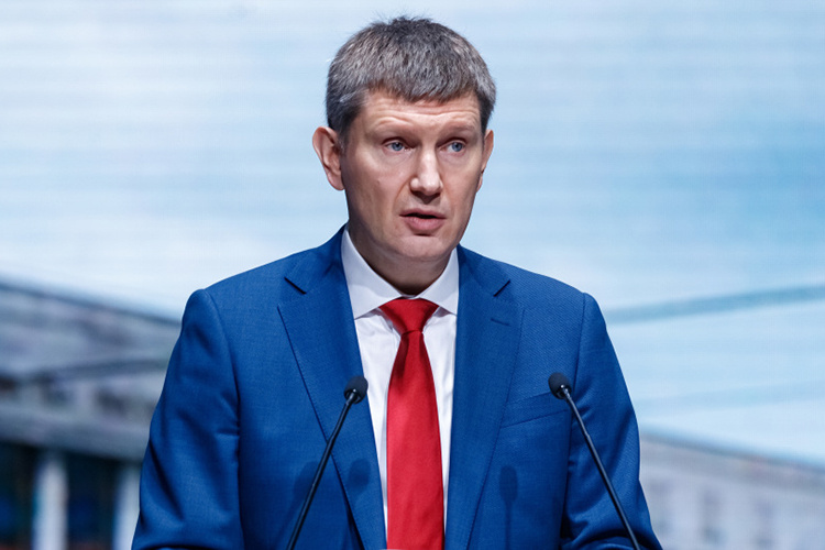    Принципиальная позиция кабмина заключается в том, чтобы до 2028 года никак не менять статус самозанятых — все-таки обещали их 10 лет не трогать. Однако Решетников не исключил, что уже в 2026 году начнут всерьез прорабатывать, как самозанятые будут работать с 1 января 2029 года.   
Фото: «БИЗНЕС Online»