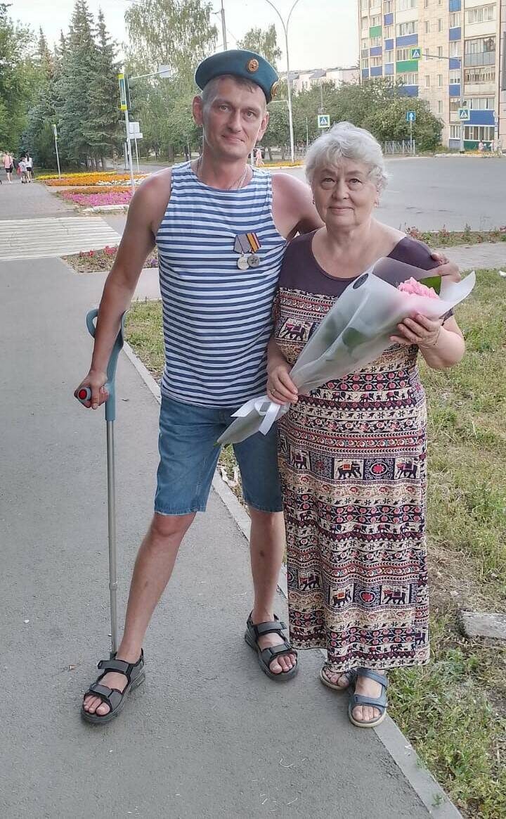 На фото: Андрей с мамой