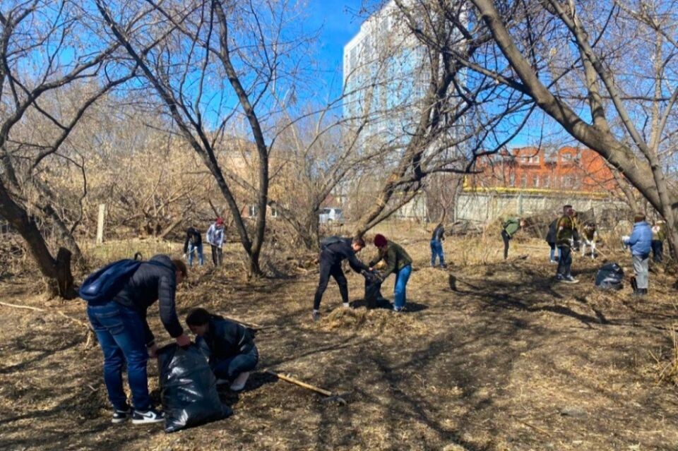    Уборка мусора в Барнауле. Источник: пресс-служба мэрии Барнаула