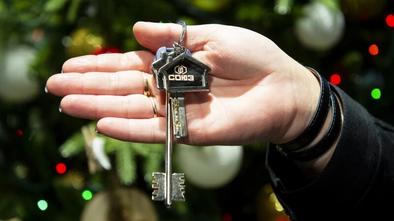     Генеральный директор группы компаний «Союз» Владимир Отмашкин вручил ключи от квартир трем лучшим барнаульским сотрудникам. Анна Зайкова.