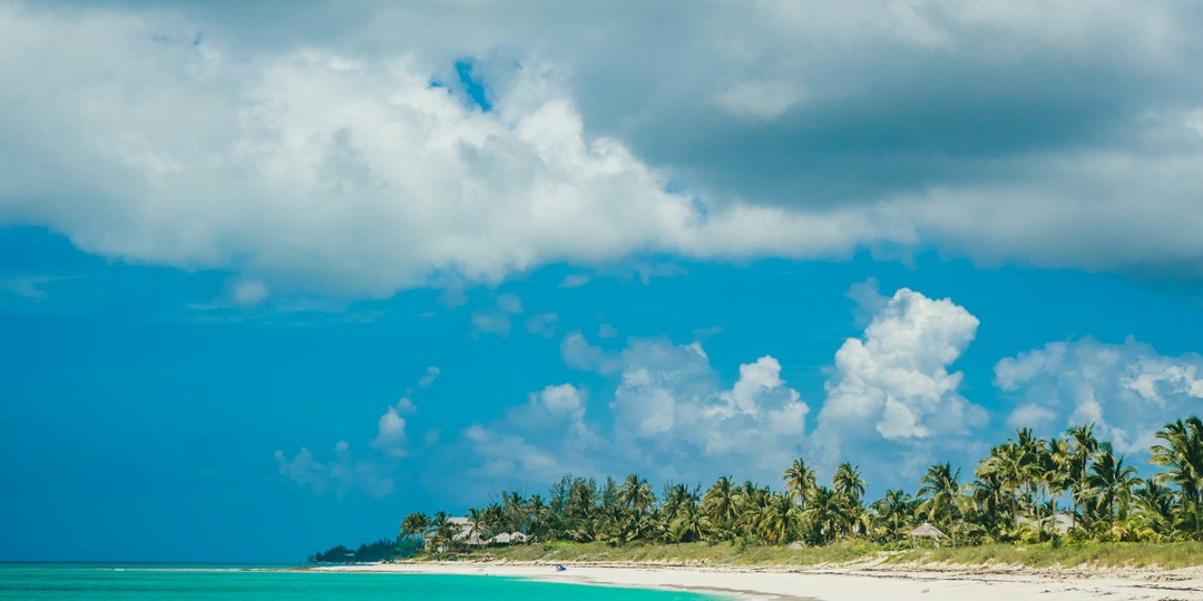 Куда поехать на море в январе 2026 за границу: 12 теплых стран