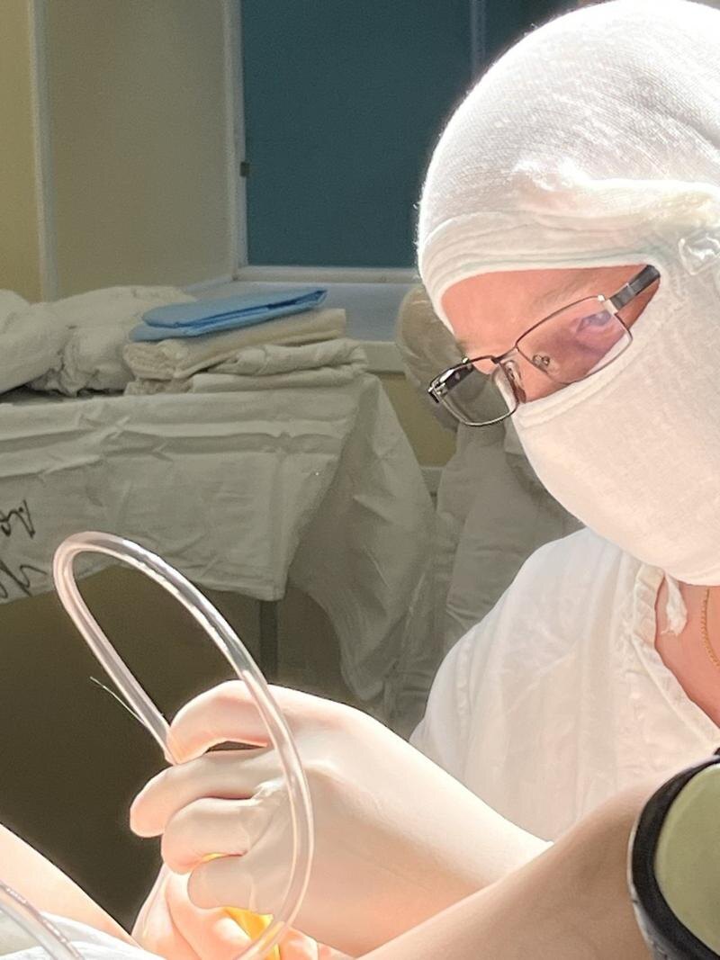    Врач извлекает искусственный глаз