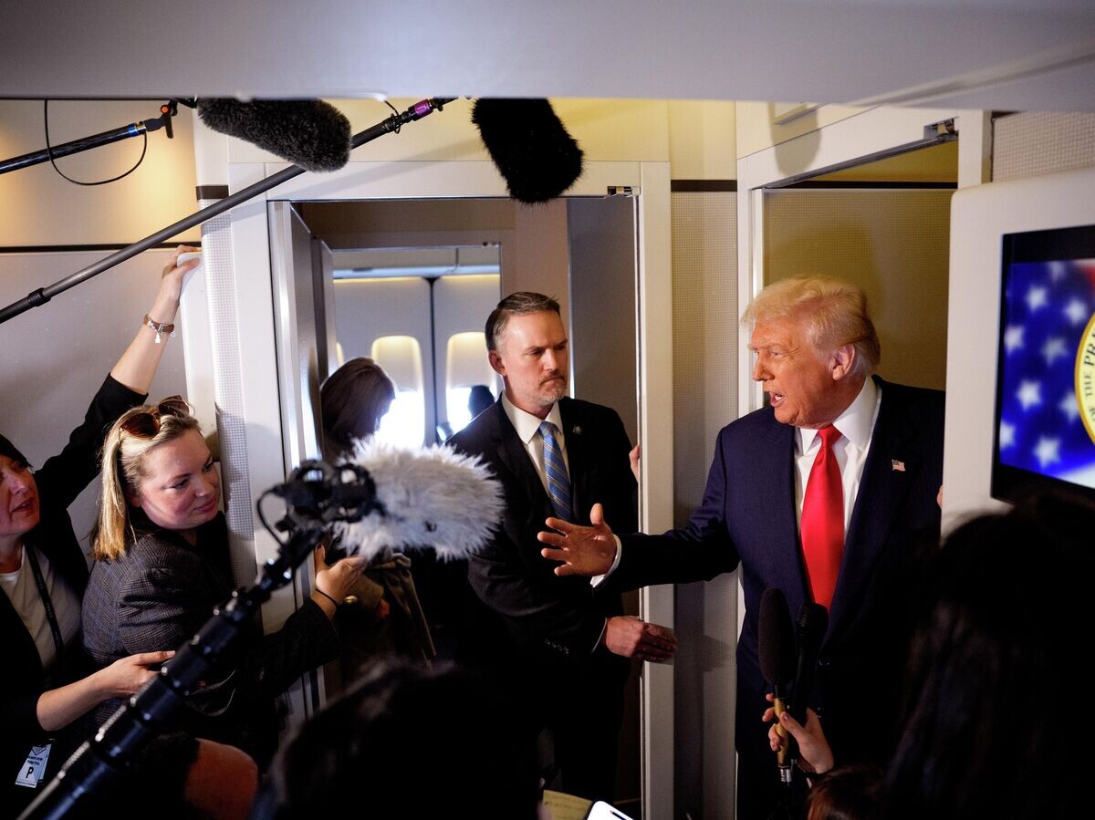    Президент США Дональд Трамп беседует с журналистами на борту Air Force One после встречи с председателем КНР Си Цзиньпином © Getty Images / Andrew Harnik