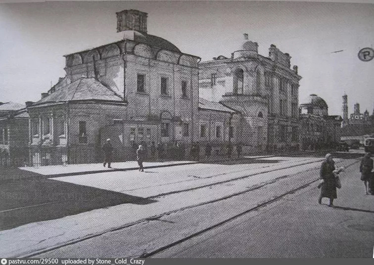 Трамвайные рельсы на Варварке. Вид в сторону Красной площади, 1949. С сайта www.pastvu.com. 