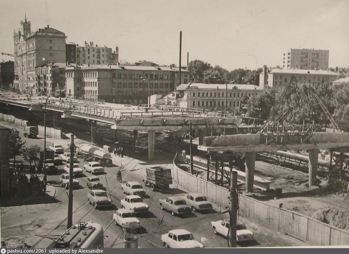 Трамвайные рельсы доживают последние месяцы во время строительства Самотёчной эстакады на Садовом кольце, 1966. С сайта www.pastvu.com.