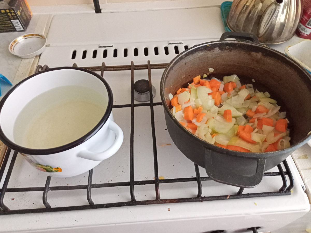 Также поставила кастрюлю для рожки