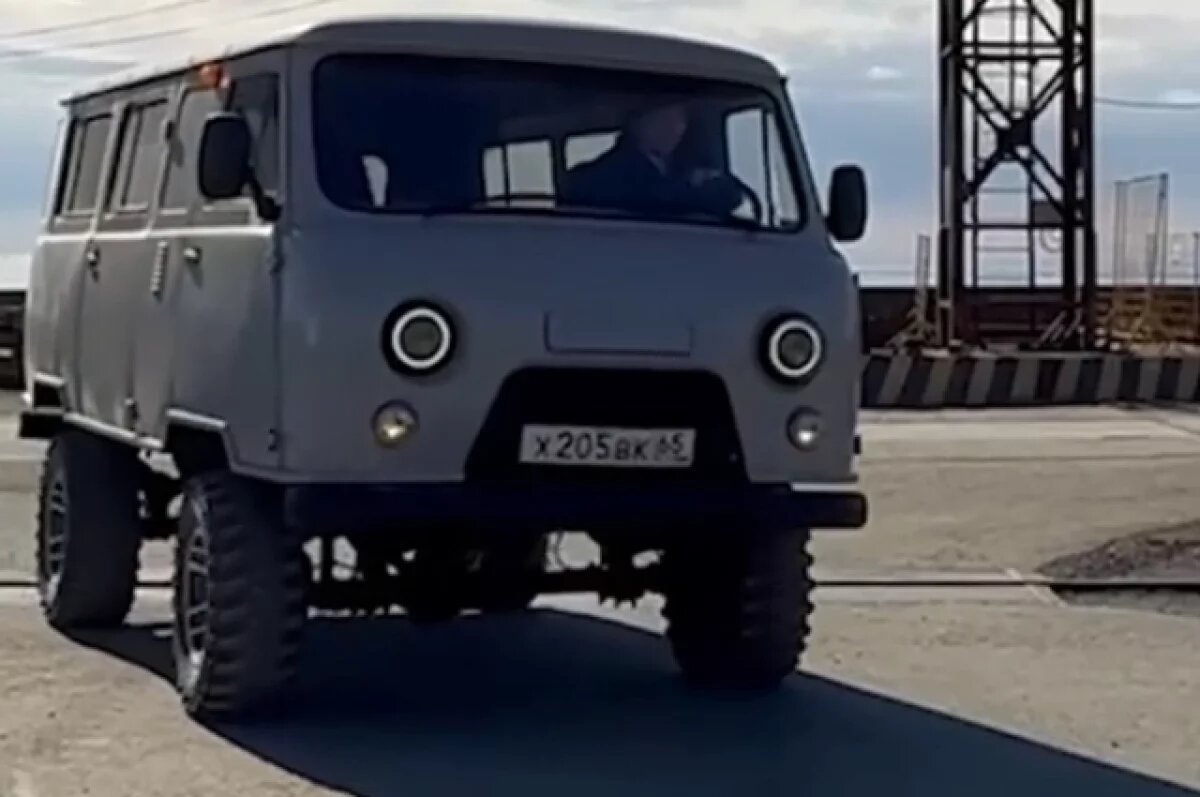    Уроженец Китая и кореец отправили с Сахалина модернизированный УАЗик на СВО