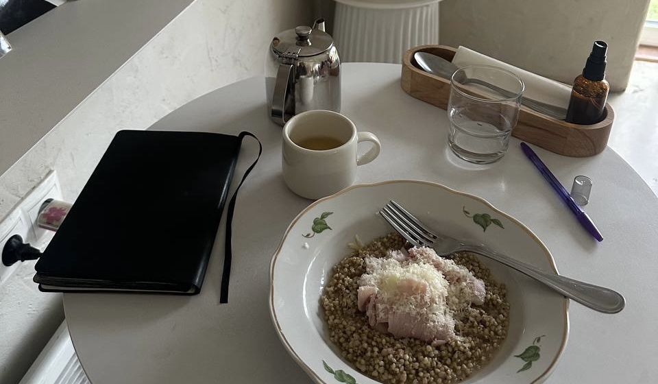 Мы зашли сюда пообедать и немного поработать: заказали зелёную гречку с тамбовским окороком и чайник чая, чтобы растянуть его на пару часов.