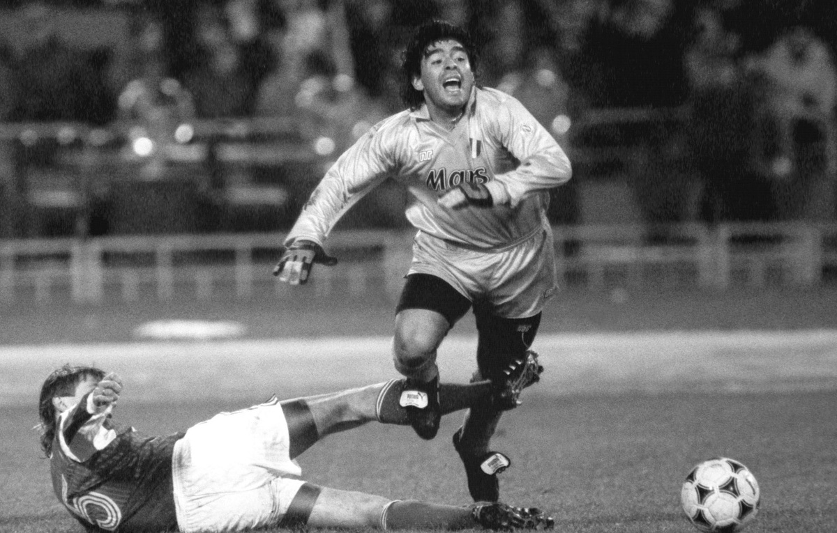    Диего Марадона в матче против "Спартака", 1990 год  Александр Яковлев/ТАСС