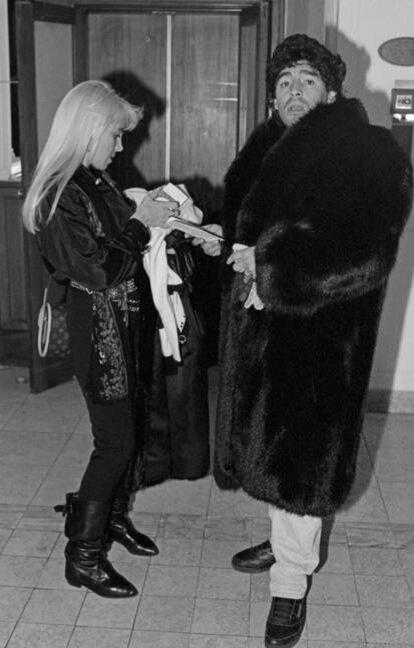 С женой в своей знаменитой шубе после прогулки по Красной площади, 1990 год

© Александр Яковлев/ ТАСС