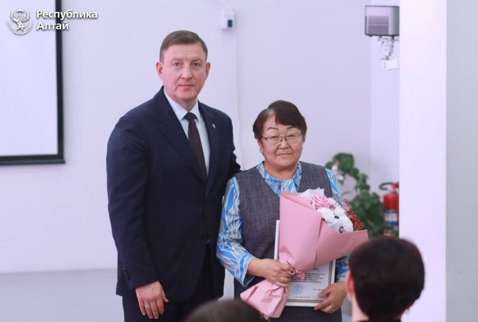    Награждение в рамках месячника пожилого человека. Источник: Пресс-служба правительства Республики Алтай