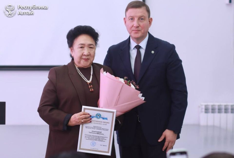    Награждение в рамках месячника пожилого человека. Источник: Пресс-служба правительства Республики Алтай