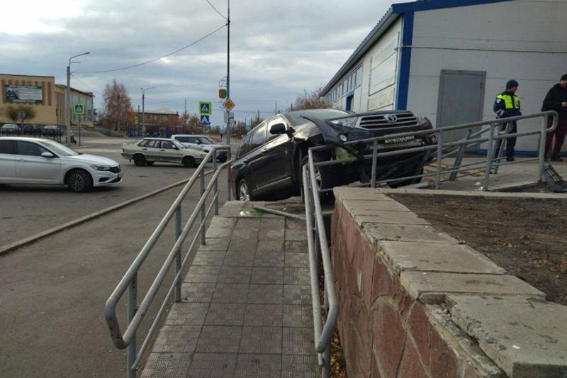    Фото: telegram-канал прокуратуры Курганской области / Автомобиль на месте ДТП