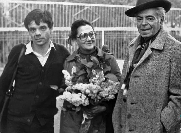 С отцом и матерью 