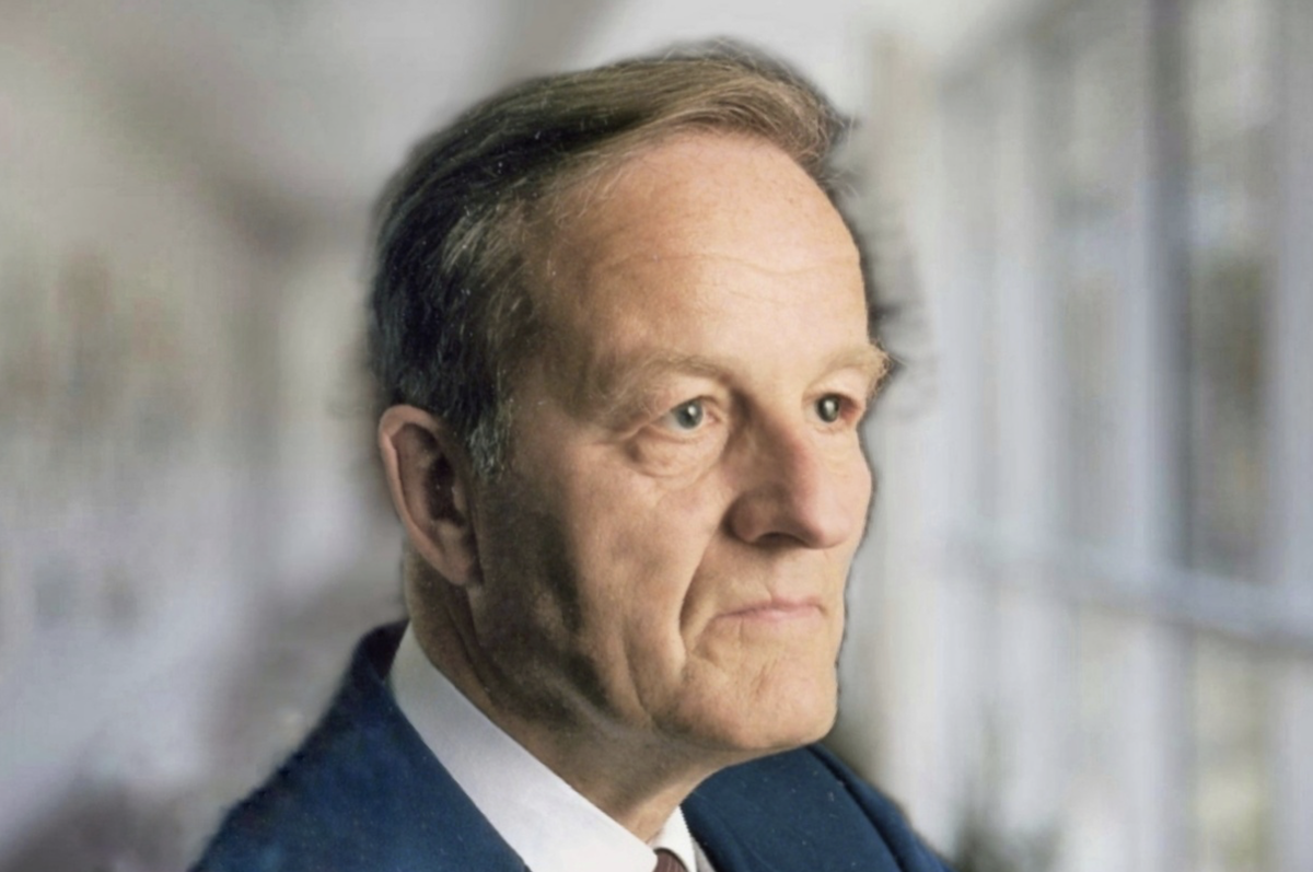 Из книги Вернера Шибелера «Влияние горя на умершего»: «На этом сеансе мистер У. также передал через медиума послание такого содержания: «Не делайте то, что вы планируете сделать. Так вы еще больше отдалитесь от меня, ваша душа пойдет другим путем и окажется в зловещих краях». Услышав это сообщение, мать У. со слезами на глазах сказала: «Я понимаю это послание». Оказывается,
мать умершего собиралась уйти из жизни. Но полученное сообщение от сына утешило ее. После этого женщина стала частой
гостьей Марии Зильберт» / Фото взято из открытого источника