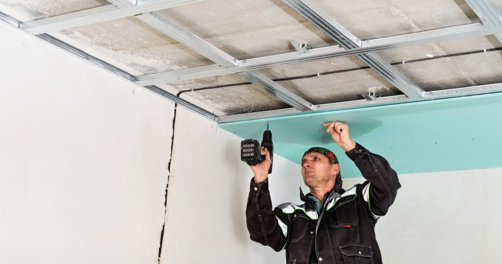 С 1 ноября полностью будет запрещена установка натяжных потолков: их придется снимать