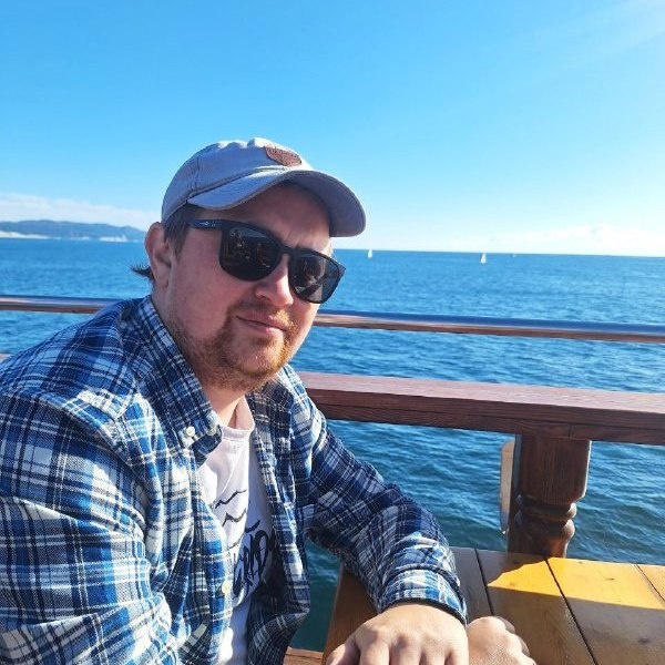 Это я на кораблике, в прошлое воскресенье. Уже 40-летний.