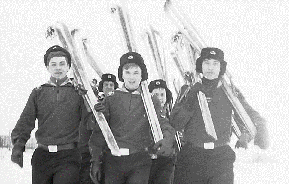 На лыжню. Взвод лыжников ведут: Ромашко, Душко, Валиев, Антонов, Егоров. 