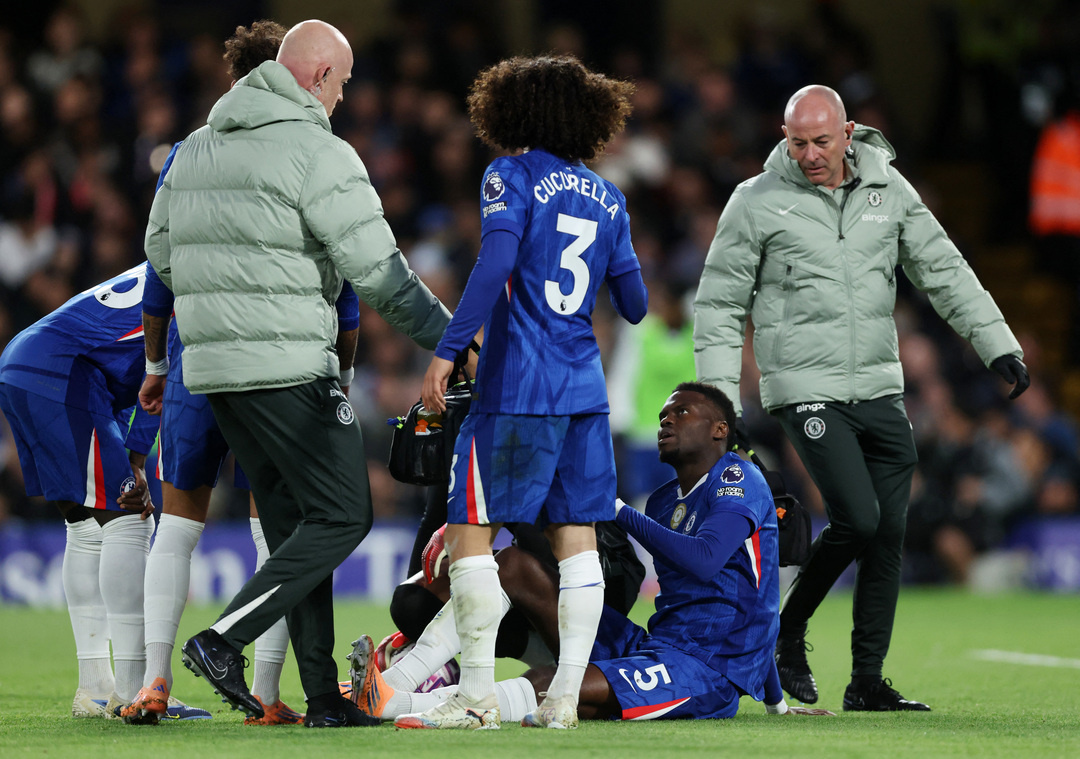    Травма защитника «Челси» Бенуа Бадиашиле в матче с «Ливерпулем». Reuters