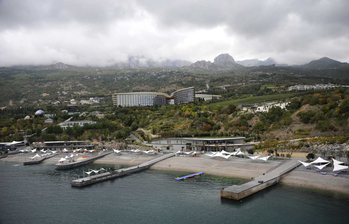 Вид на "Мрию" с маяка.