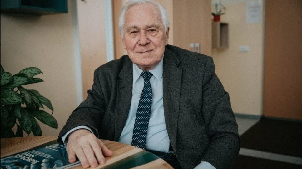 «Ты ждешь у моря погоды, а висцеральный жир пожирает твои органы» – доктор наук Крылов поделился 1 упражнением (делать можно даже на кухне)