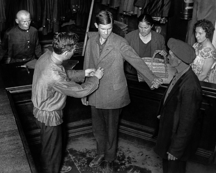 «Филипповы покупают в заводском кооперативе костюм для старшего сына». Макс Альперт, Соломон Тулес, Аркадий Шайхет, 1931 год, г. Москва, МАММ/МДФ.
