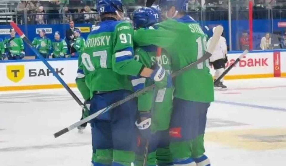     Хоккеисты "СЮ". Источник: ufa.kp.ru Автор фото: Пресс-служба ХК «Салават Юлаев»