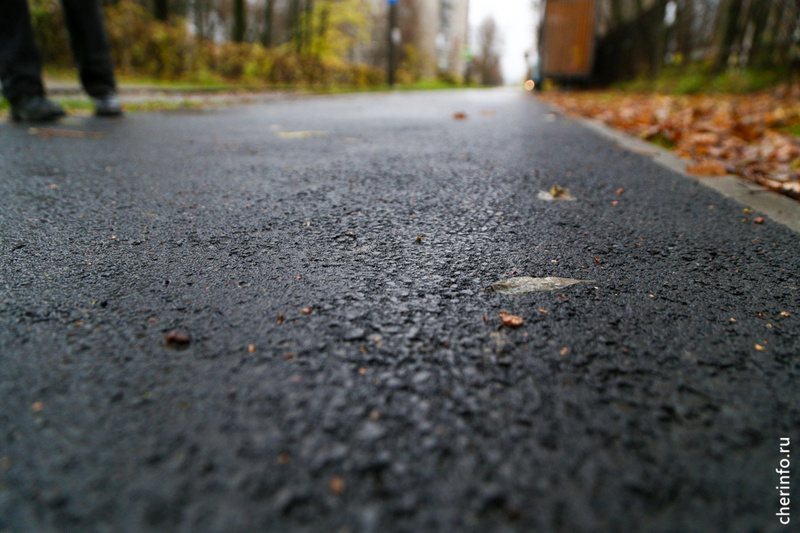    У центра образования № 44 на Вологодской, 48 заменили 226 квадратных метров асфальта и установили бордюры