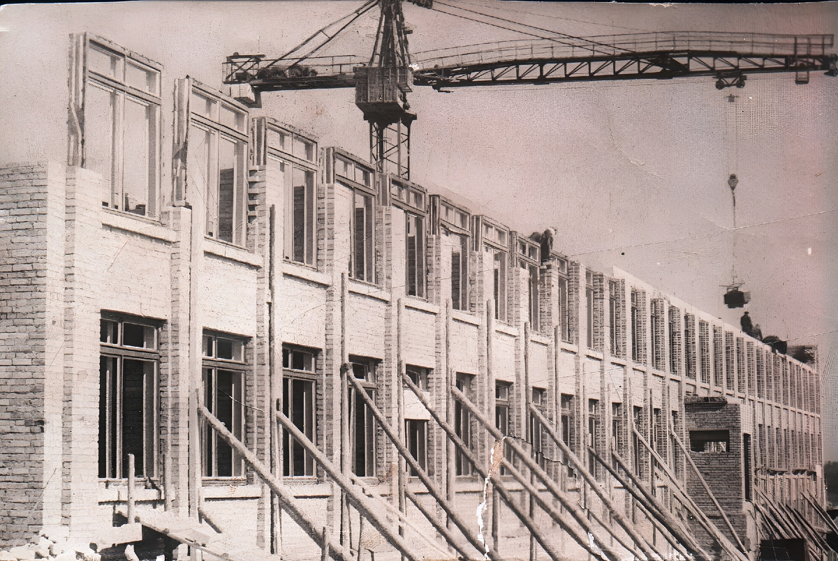 Апрель 1965 года. Строительство школы.