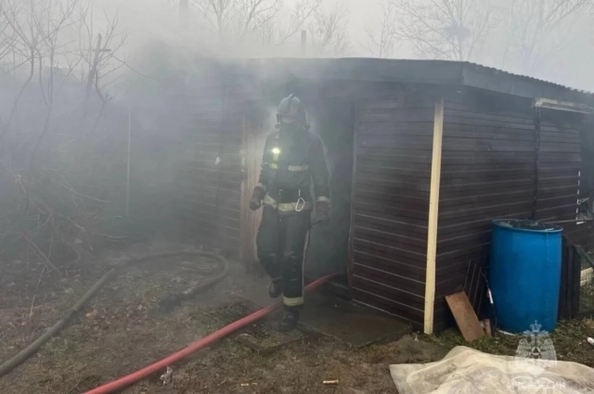    На месте пожара от МЧС России работали 14 сотрудников, применив три единицы техники.