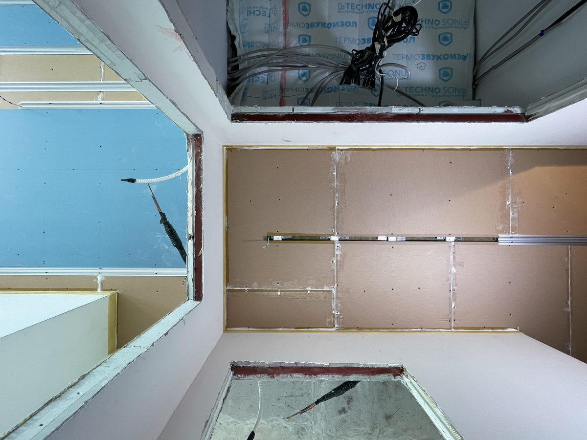 Один квадратный метр гипсокартонного потолка весит от 13 до 18 кг