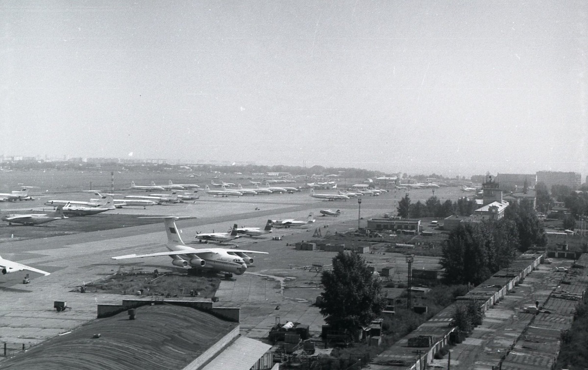 Панорама аэропорта Красноярск, начало 1980-х годов