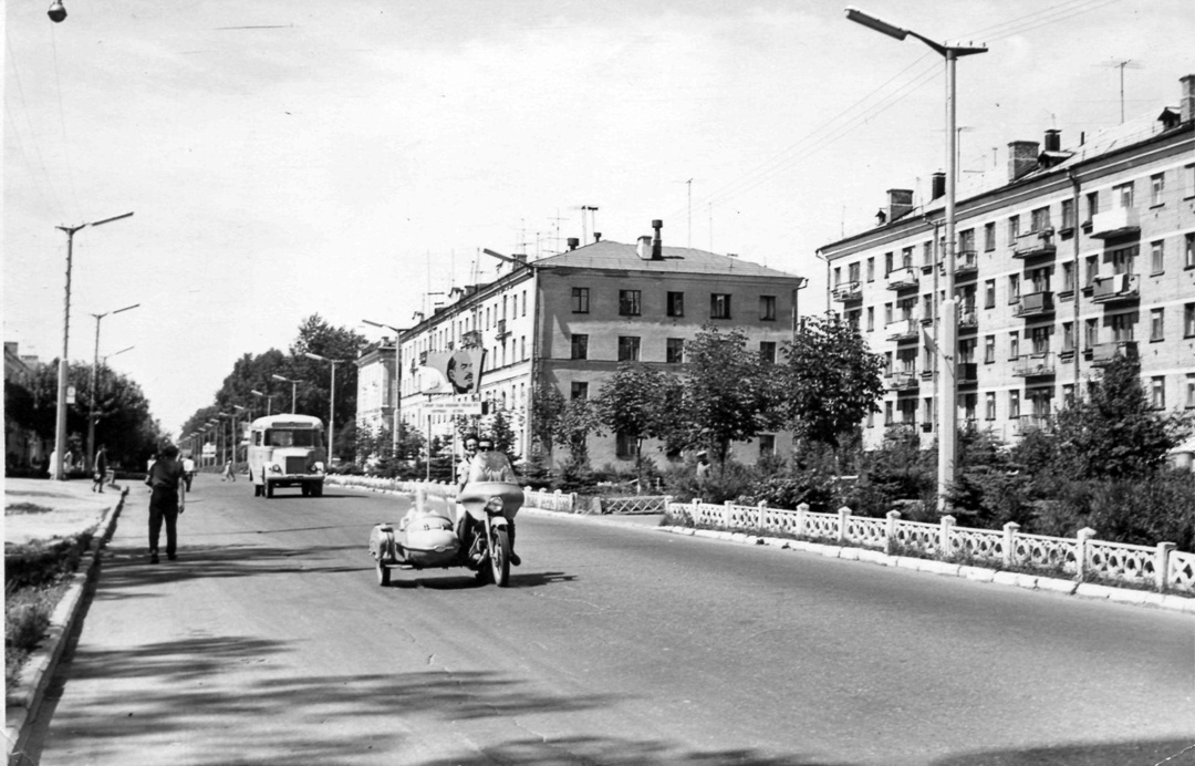 На маршрут «Зелёный Дол — город» два автобуса марки «ЗИС-16», ещё довоенной сборки, впервые выехали первого июля 1951 года.