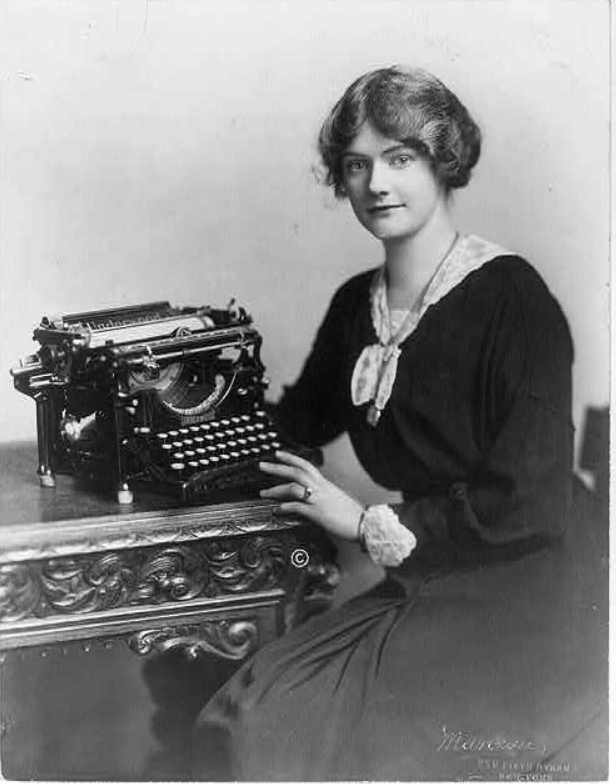 Девушка с печатной машинкой «Ундервуд». Около 1918 года. Фото взято из сети Интернет в качестве иллюстрации.