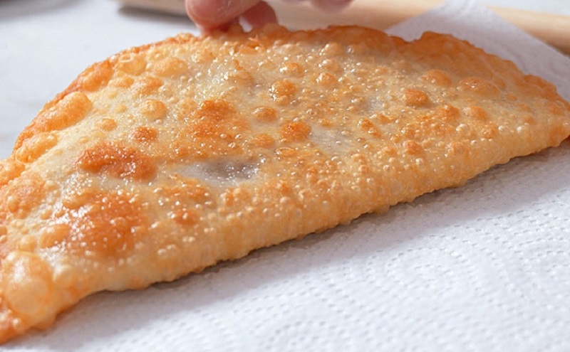 Золотистые чебуреки с пузырчатой корочкой: секрет настоящего хруста без лишних добавок