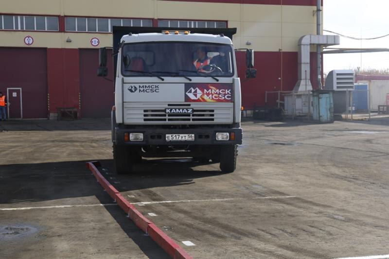    ММСК / Водитель управляет машиной на конкурсе