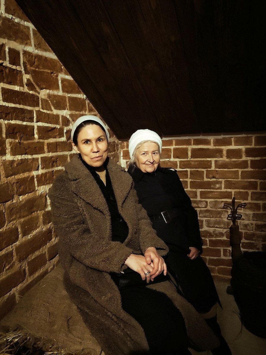 Это мы с Зоей Алексеевной, мамой нашего дорогого настоятеля, сидим в келье юродивого, блаженного монаха Ионы Николо-Пешношского. Он проводил много времени здесь в безмолвии, плел лапти, молился . Листайте