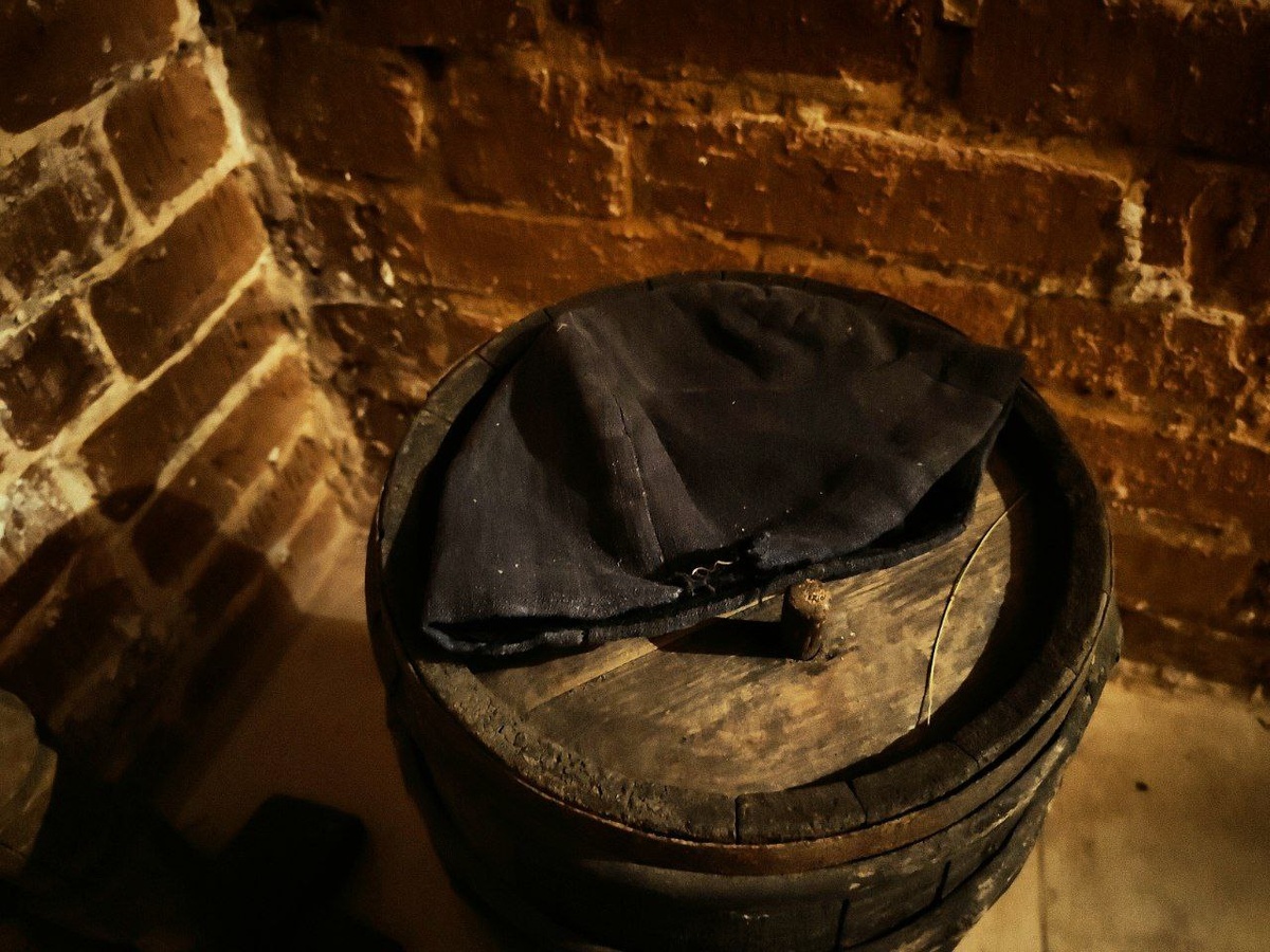 Все здесь так, словно Иона ненадолго вышел. Головной убор монашеский